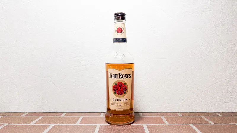 フォアローゼズのレビュー【バラの香りで飲みやすい定番バーボン】